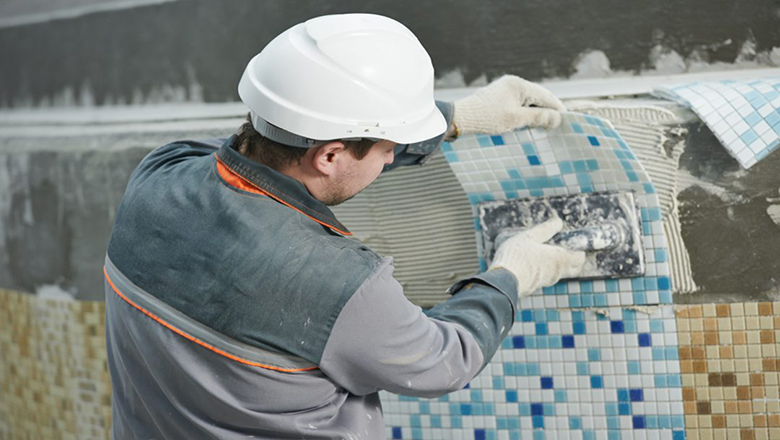Hoàn toàn không nên dùng xi măng để ốp gạch mosaic bể bơi